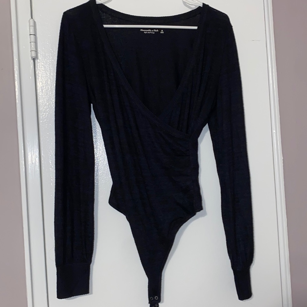 Size M V-neck sweater bodysuit from Abercrombie‎